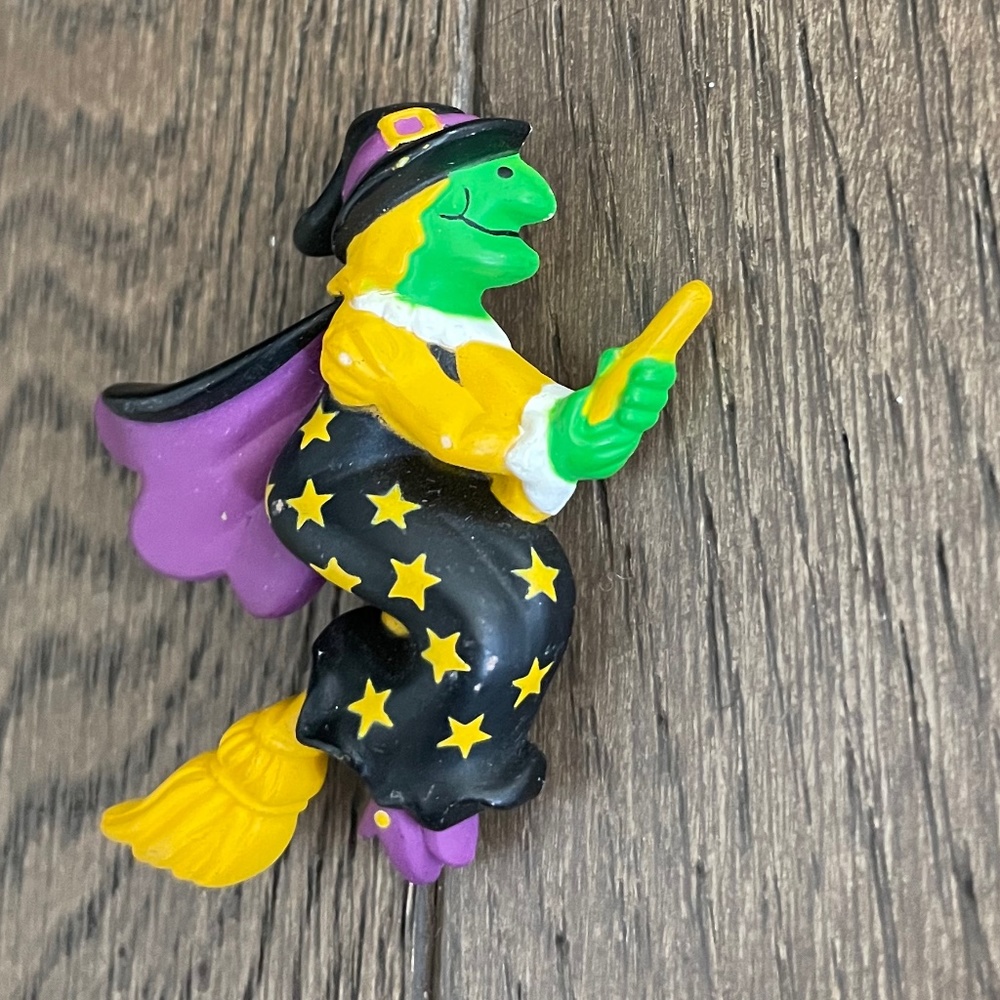 Hallmark PIN Halloween Vintage WITCH Flying BROOM  Holiday Pin